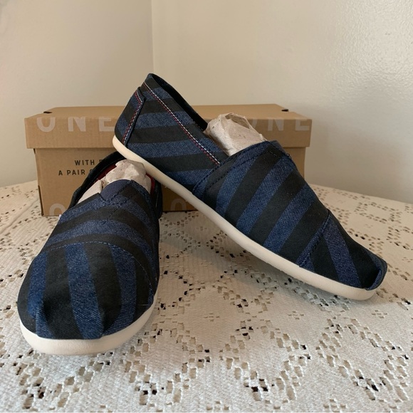 Toms Navy Chambray Stripe Canvas Flats - Picture 3 of 13